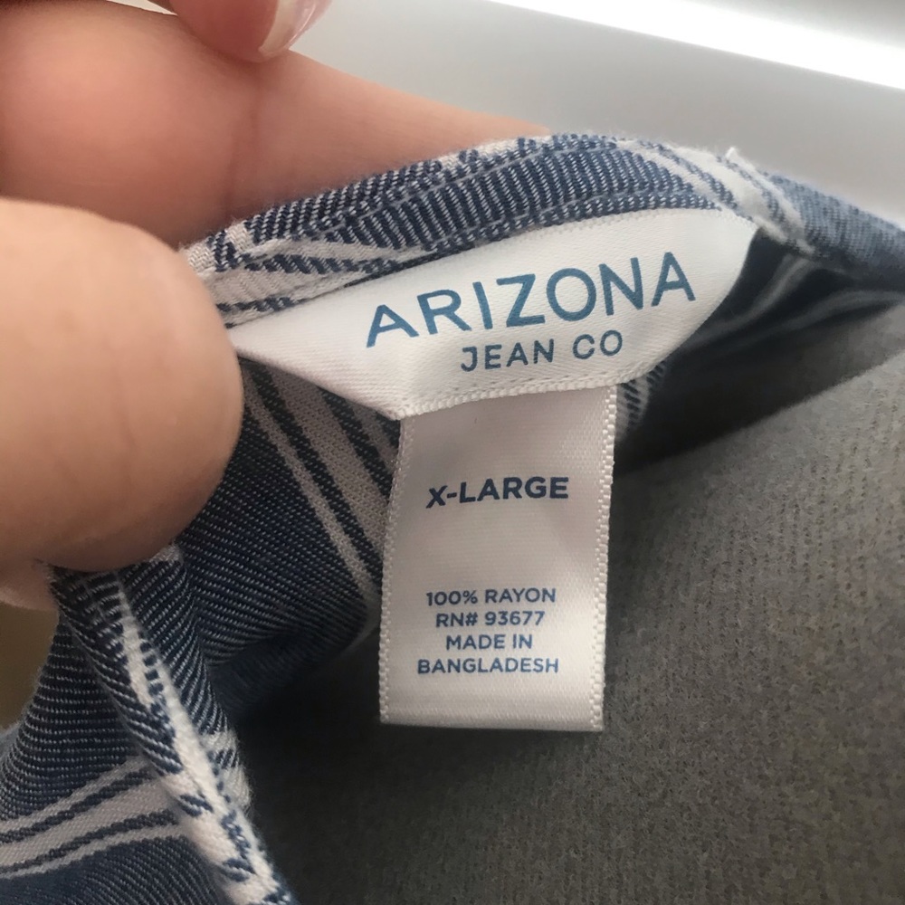 *donate 3/1/22* ArizonaJeanCo scoop neck top - Picture 4 of 6